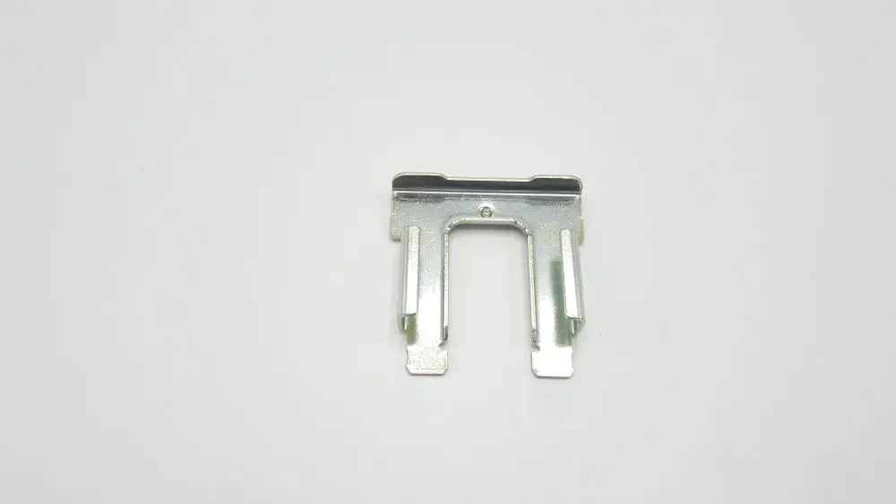 Metallischer Halter mit zwei vertikalen Clipselementen, geeignet für die Montage, verwendet in Remeha Produkten zur Befestigung von Komponenten.